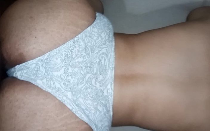 Sexy Yasmeen blue underwear: Grannens röv är så het