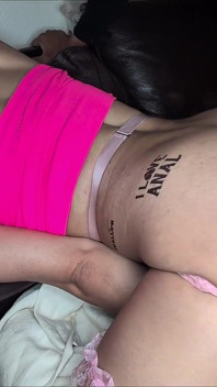 Penis mare pentru fundul mic al curvei de sissy