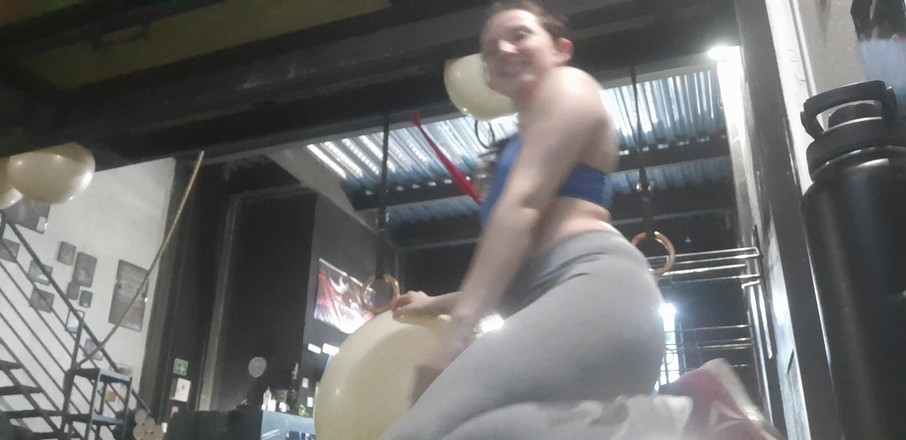 Candy Camille: ムラムラした女の子がジムで裸でスカートを吹く