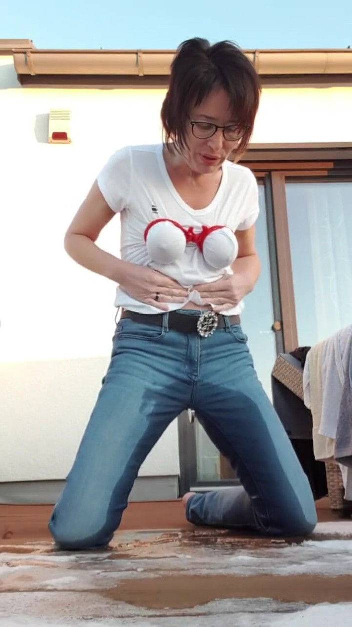 JulieEroticDress: Spruta i jeans på balkongen