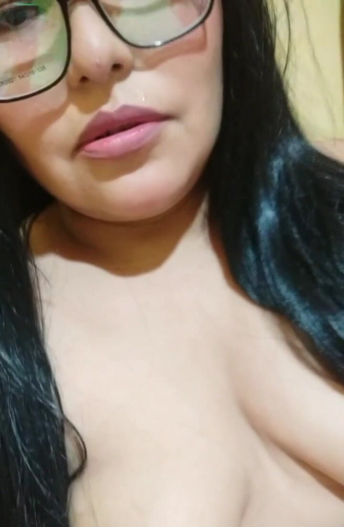 Carla Villalobos: Cewek pantat bahenol dengan celana dalam thong merah ini pengen...