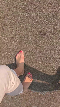 裸足のハイキングで一緒にジーンズを濡らす
