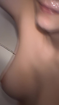 La sua prima sborrata in faccia e piscio