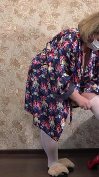 Femme mature se préparant pour une fête de Noël et essayant un uniforme d’infirmière. Est-ce qu’elle veut être baisée là-bas ?