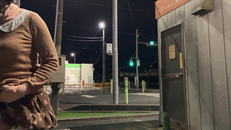 megu2002: Instrukce od trenéra č. 6 masturbace s expozicí na parkovišti před obchodem