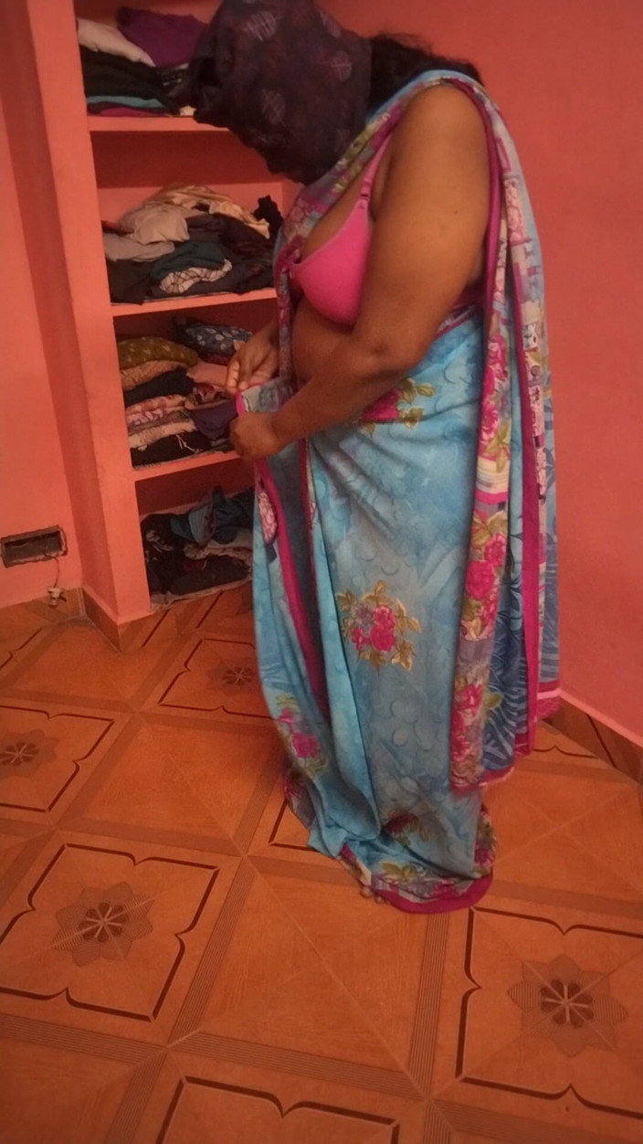 Priya aunty: Сарі в одязі для наступної зйомки