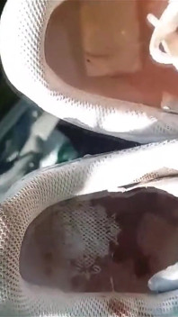 Twink szarpie jego kutasa, tryska spermą w brudnych śmierdzące buty, w białe trampki