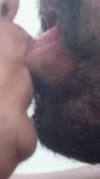 Madrasta gostosa com liplock e cuspindo na boca