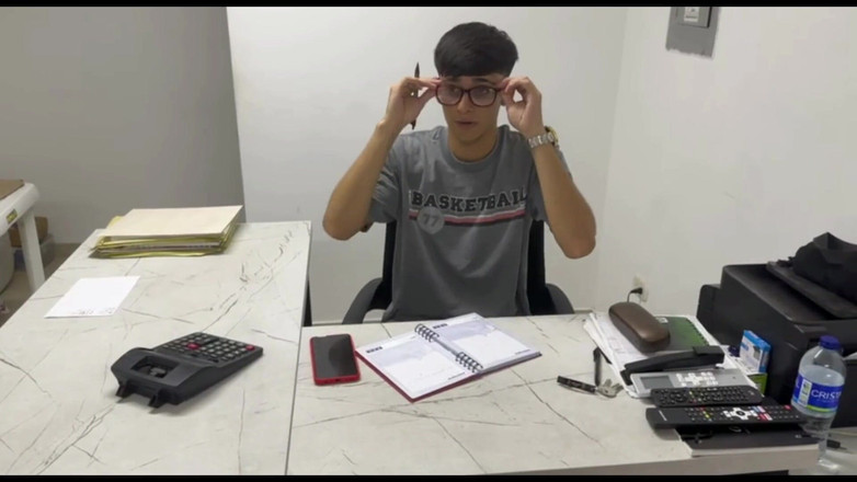 ValentinaHot10: 내 상사의 사무실에서 그에게 좋은 마사지를 해달라고 부탁하는 집에서 만든 섹스