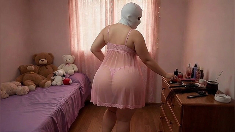 Xprohibidox1: Mulher rabuda de rosa balançando a bunda