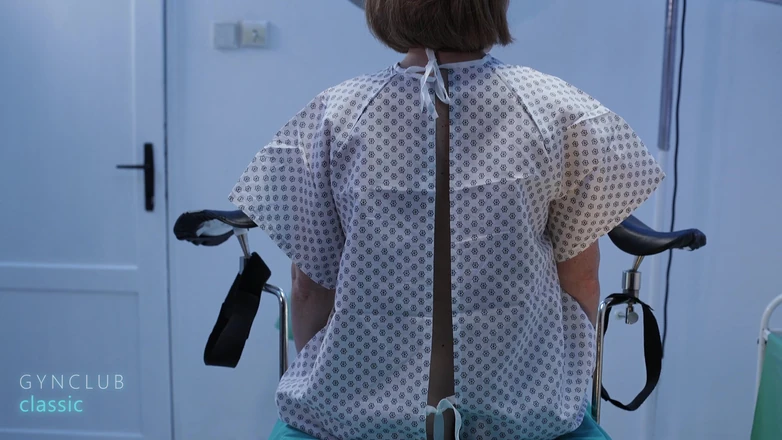 Medical fetish studio gynclub: 婦人科のテーブルでシェービング