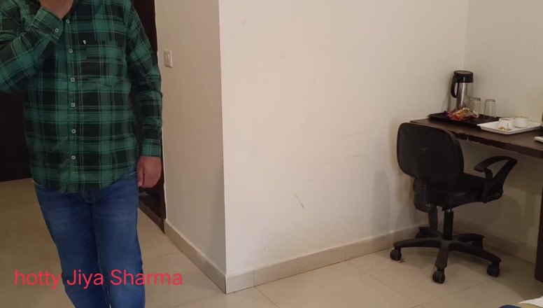 Desi Club House: Virgin young 18+ figliastra vuole giocare a un gioco sessuale con...