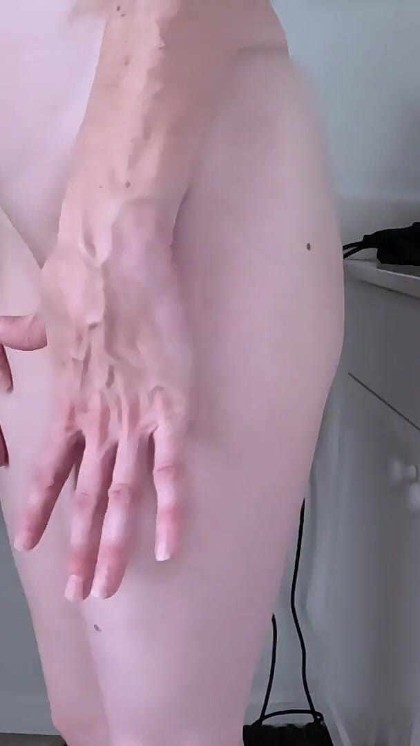 Mila Mynx: Je joue avec de la pisse dans mon nouveau maillot...