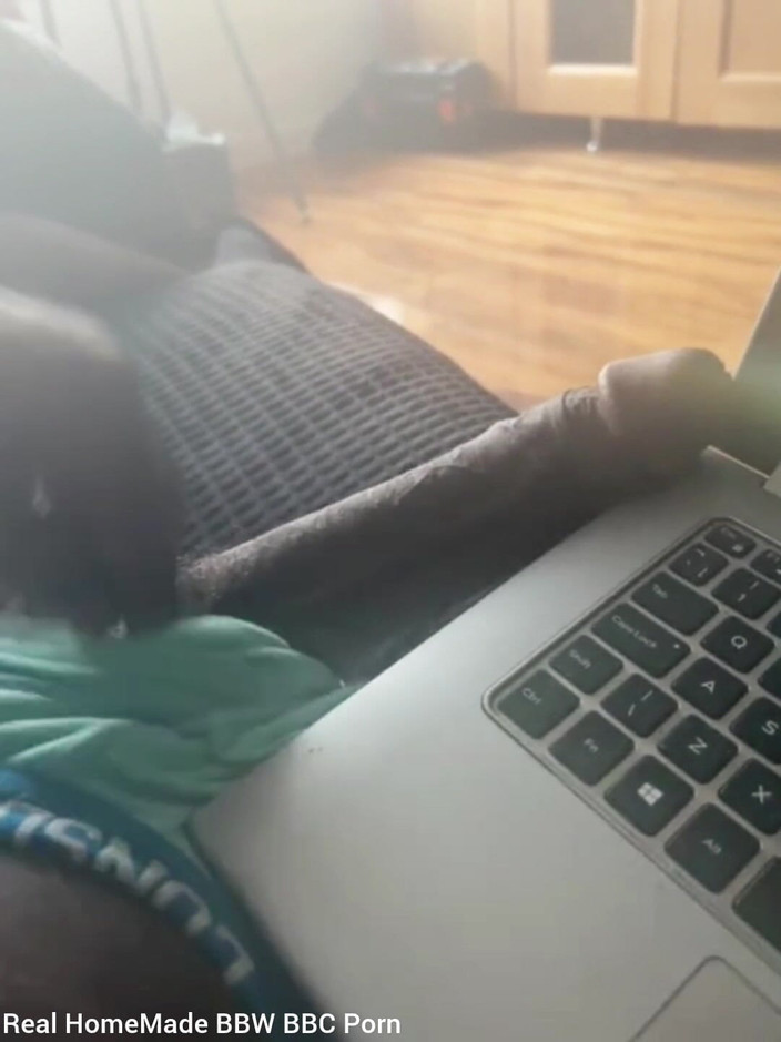 Big black cock BBCee: 大きな黒いチンポを撫でながらポルノを見ている