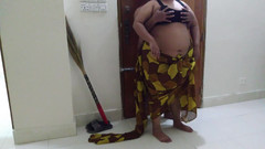 Aria Mia: 45-летняя красивая женщина трахает ее каждый день, пока подметает мой дом