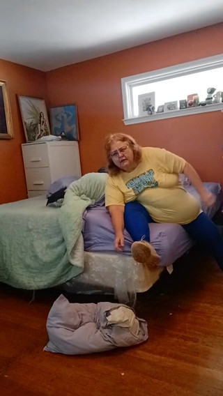 BBW nurse Vicki adventures with friends: Kokmuş tenis ayakkabıları pewwwee