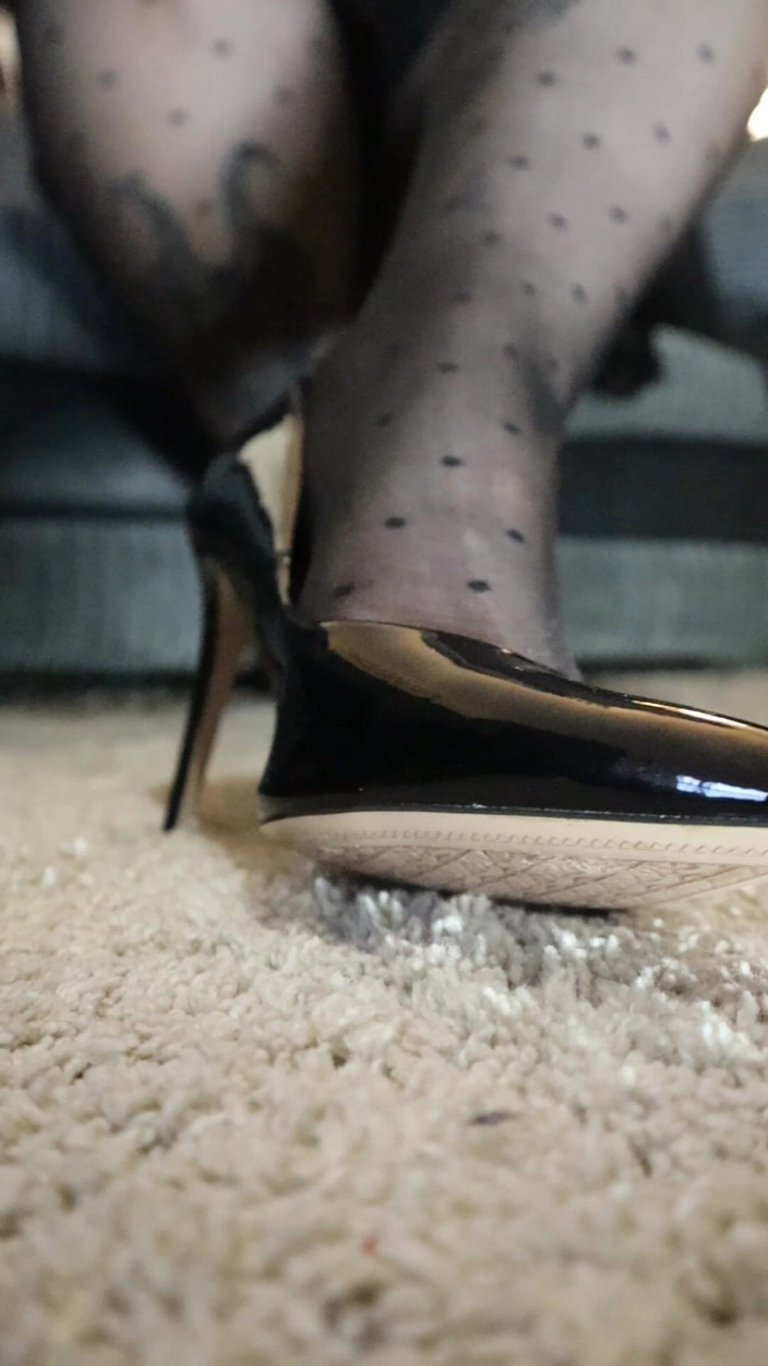 Goddess Kinx: Christen My New Shoes dengan lidahmu
