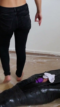 Un Peintre Trop Curieux: Momifié Et Branlé Avec Mes Chaussettes - Maîtresse Julia