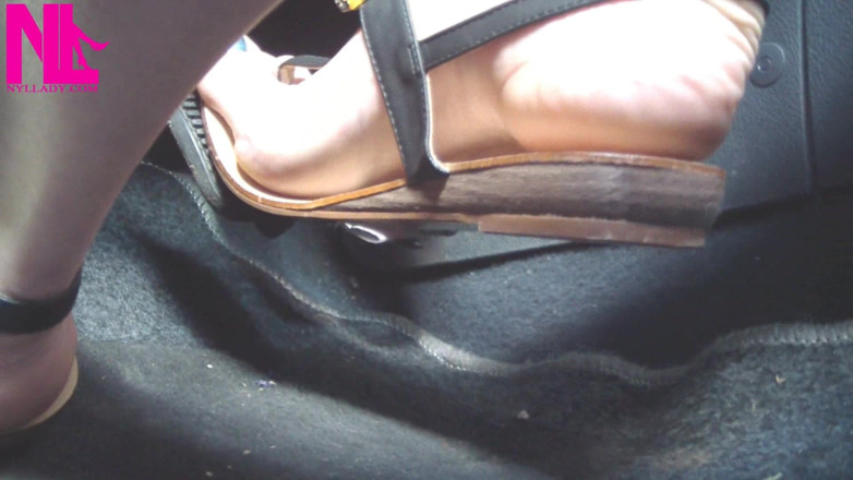Nyllady: Sexy fahre meine Turbo-Disel-Bravo mit manueller Übertragung in solo-Soprani-Flip-Flops