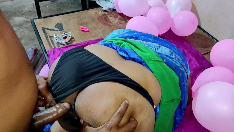 Annubhabhi4: Indická hospodyňka na její narozeniny