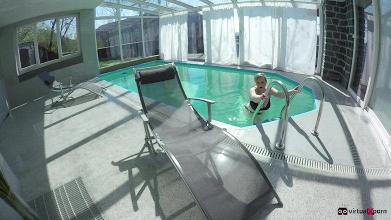 PornX: Mollige reife masturbiert virtuell am pool
