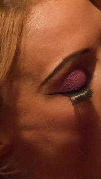 Stacey Saran bawi się sutkami, gdy jej cipka jest waliła