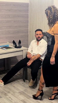 Der Chef, Seine Sekretärin, Dem Er Ein Kleid Für Das Firmenessen Geschenkt Hat!