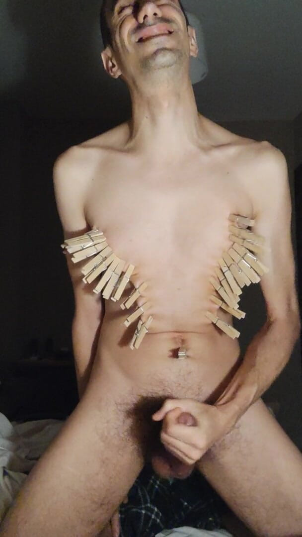 Slave Sparrow: 用衣夹自慰