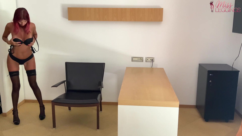 MissLeggings: Strip-tease et baisé avec du sperme aux pieds