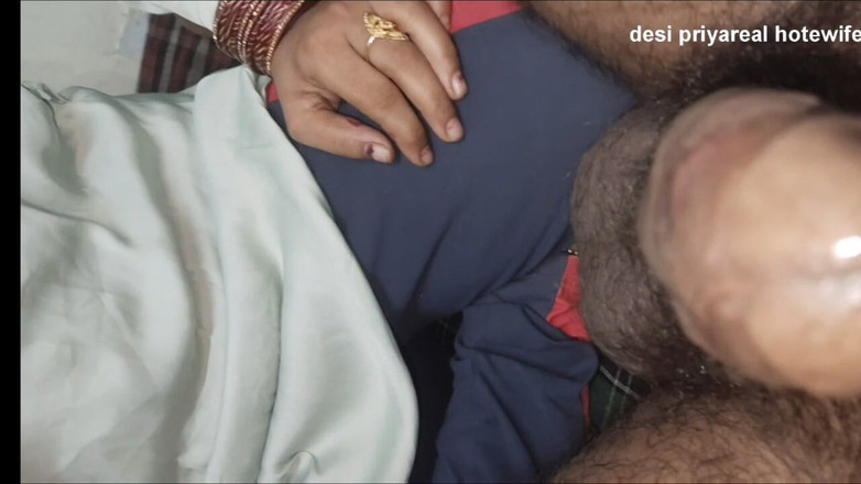 Desisexycpl123: プリヤは村からデリーにやって来て、セックス依存症で、プリヤは隣人と過ごしていました。