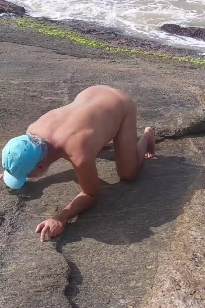 Ladysilvas: Ladysilva gay telanjang di pantai pantatnya yang seksi