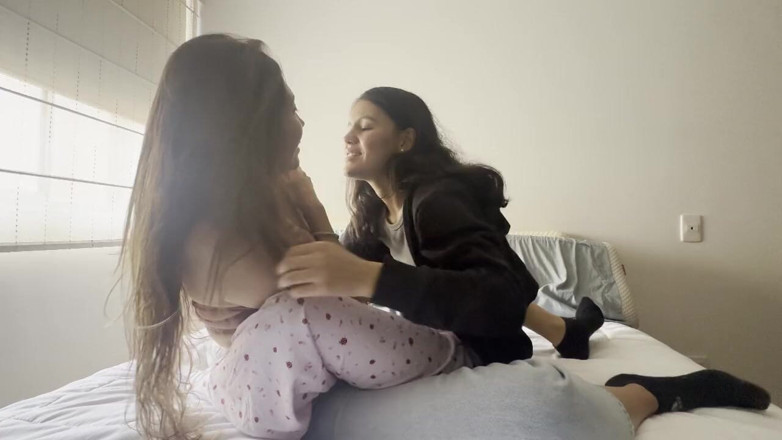 scarlettandc: Sahabatku ngajarin aku cara nyepong kontol sampai orgasme