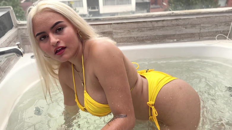 cxlila: Berkongkek dalam jakuzi awam berakhir creampie!