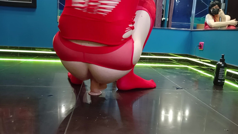SilkyEve: Com Um Macacão Vermelho No Chão. Dentro Enquanto Gozava De...