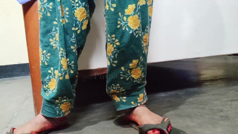 Your Puspa: Kundička čistá oholená indická desi holka