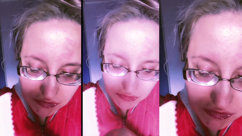 FinDom Goaldigger: Asmr Red Lipstick dan Mini Cake makan