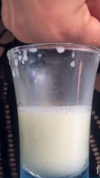 用我饱满的乳房给三杯新鲜的母乳装满