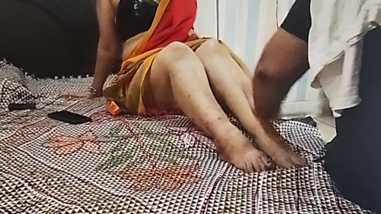 aliabegum: Mamă sexy Bhabhi din Bangoli este futută dur de servitor