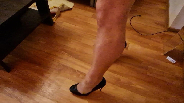 Milosbroz: 在我新买的黑色高跟鞋里练习走路，然后射精