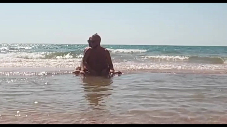 Crazyfamily 1970: Купаемся Голые