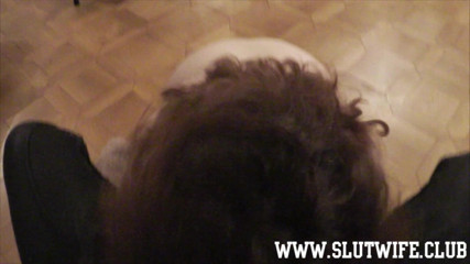Slutwife Club: Amatorska dziwka idzie na kolana dla szorstkiego niechlujstwa POV głębokie...
