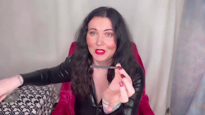 MissFFW: Bayan ffw sigaranın tadını çıkarıyor