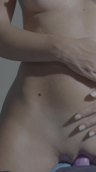 Saya menunggang alat penggetar saya untuk orgasme yang sengit