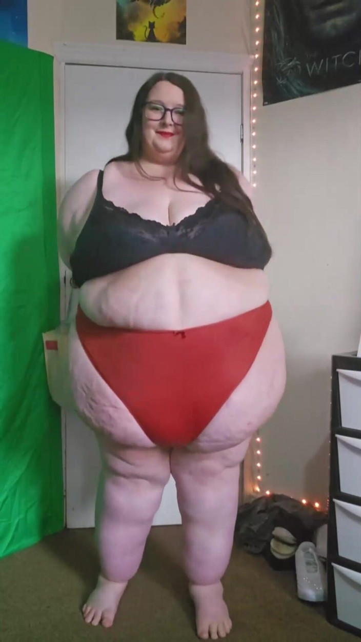 SSBBWLadyBrads: Une géante SSBBW marche dans une culotte rouge moulante