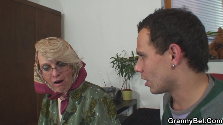 Granny Sluts: Một tìm thấy may mắn trong nước