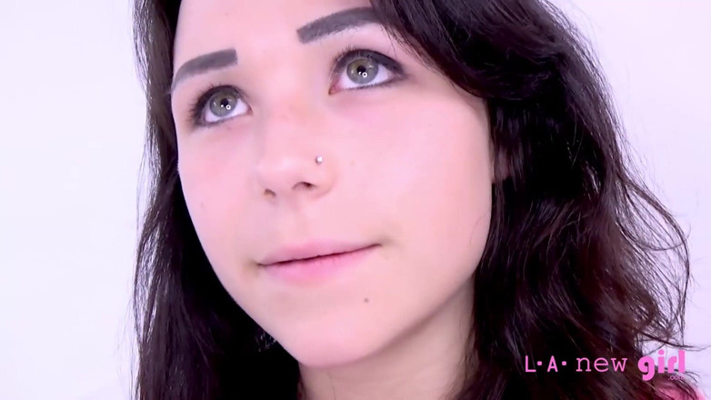 L.A. New Girl: สาววัยรุ่นตัวเล็กมือใหม่ดูดและเย็ดควยใหญ่ในถ่ายแบบ แล้วแตกใน POV