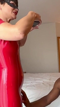 让我的受虐狂在我老公面前露出我的乳胶