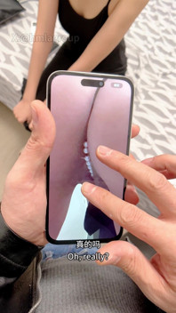 Kakitangan kitar semula telefon bimbit datang untuk menilai bahawa untuk menjual lebih banyak, awek terpaksa melakukan ini.