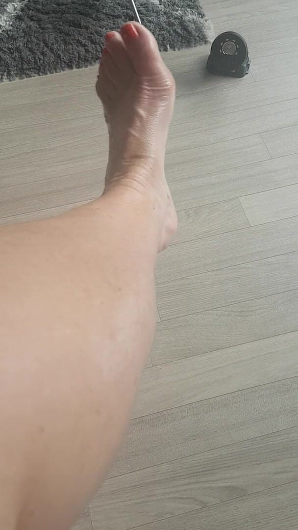 MisS Angel: Dívám se dolů na moje nohy.