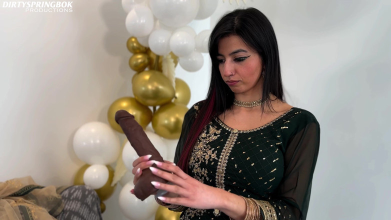 Aaliyah Yasin: Aaliyah Yasin знаходить ділдо після вечірки